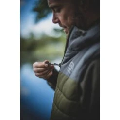 Trakker Hexathermic Bodywarmer Colección 2023 -DYNAMITE BAITS Tienda de ventas 206621 206626 Trakker Hexathermic Bodywarmer LIFESTYLE 44 550x550h