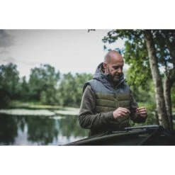 Trakker Hexathermic Bodywarmer Colección 2023 -DYNAMITE BAITS Tienda de ventas 206621 206626 Trakker Hexathermic Bodywarmer LIFESTYLE 51 550x550w