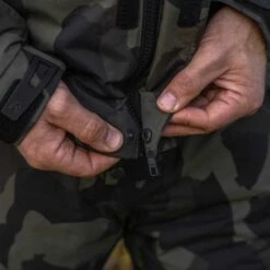 Traje De Camuflaje Avid Carp Arctic 50 -DYNAMITE BAITS Tienda de ventas Avid20Carp20Arctic205020Camo20Suit17 550x550 1