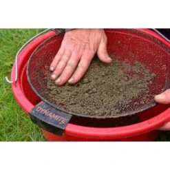 DYNAMITE BAITS Dynamite Swim Stim Commercial Groundbait Silver Fish Betaine Green 900g 16 DYNAMITE BAITS Dynamite Swim Stim Commercial Groundbait Silver Fish Betaine Green 900g -DYNAMITE BAITS Tienda de ventas SEQ 2 6 Leave and then riddle off the groundbait 550x550w 2