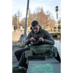 Trakker Downpour Roll-Up Carryall -DYNAMITE BAITS Tienda de ventas Trakker NXG Luggage Lifestyle Shoot Feb 119 550x550h