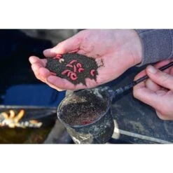 DYNAMITE BAITS Dinamita Swim Stim Groundbait F1 Sweet Black 800g -DYNAMITE BAITS Tienda de ventas f1 cool water groundbait with maggots 550x550w